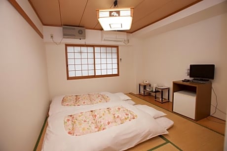 Japanese-Style Triple Room with Shared Bathroom - Male Only