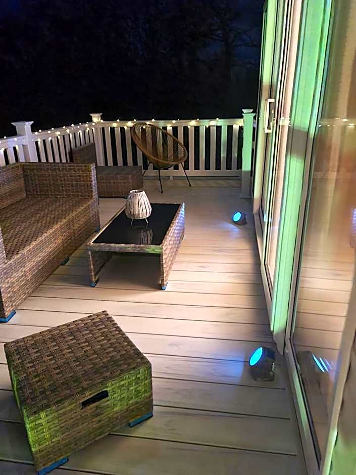 Beautiful 2 bedroom caravan, holiday park Tenby