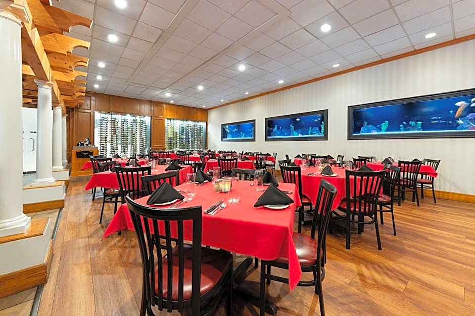 Wyndham Riverfront Hotel
