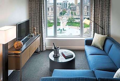 1 King Canterbury Corner Suite - 950 Sq Ft