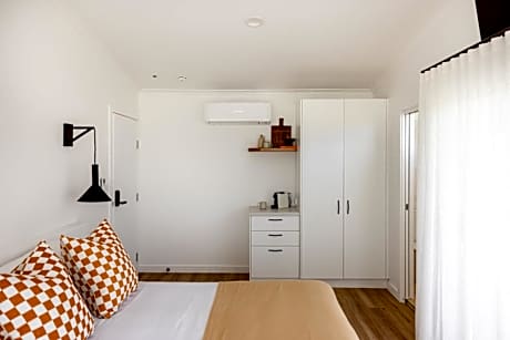 Deluxe Queen Suite