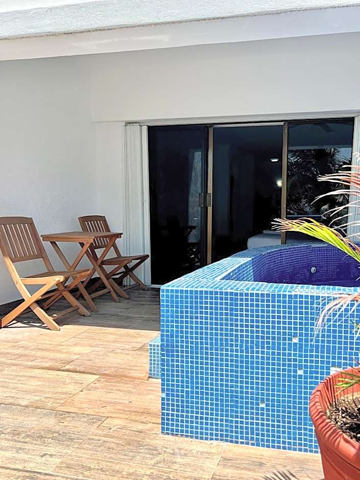 Pelicano Inn Playa del Carmen - Beachfront Hotel