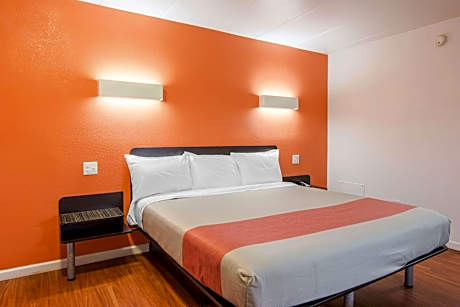 Deluxe King Room - Non-Smoking