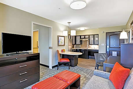 Suite with Mobility Accessible Tub - Non-Smoking