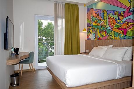 Happiness King with Balcony Smoking