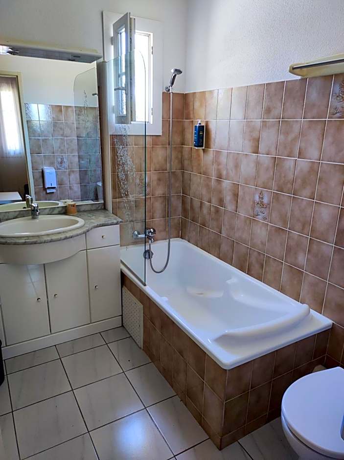 Hôtel et Appart'Hôtel Le Relais Du Val D'Orbieu