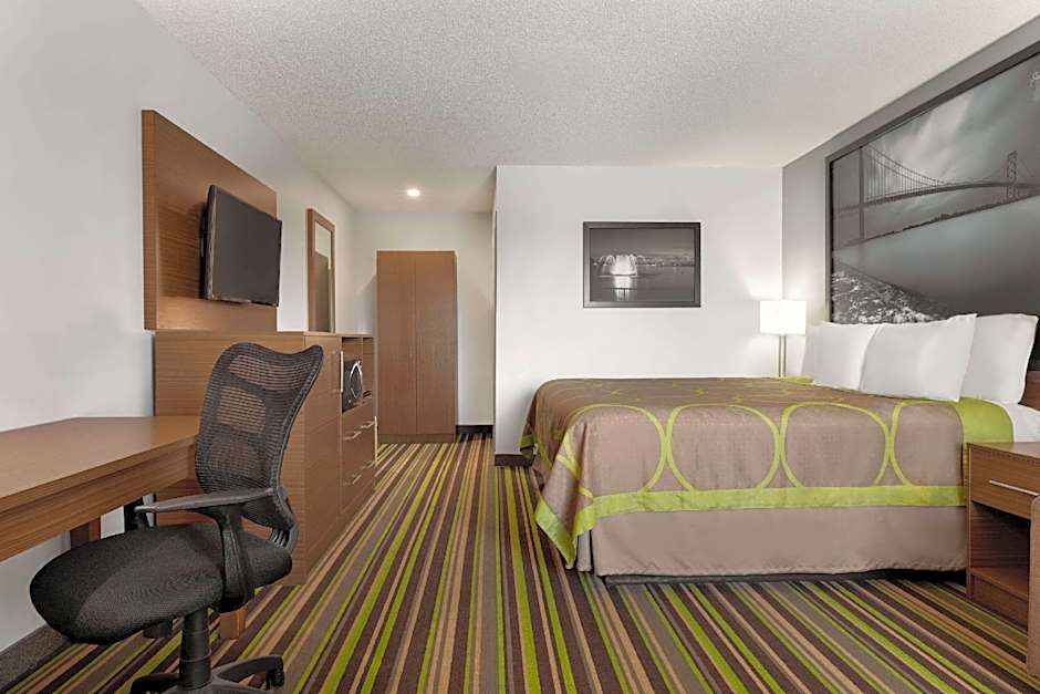 Super 8 by Wyndham Windsor/Dougall
