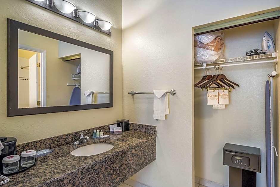 Clarion Inn & Suites Central Clearwater Beach
