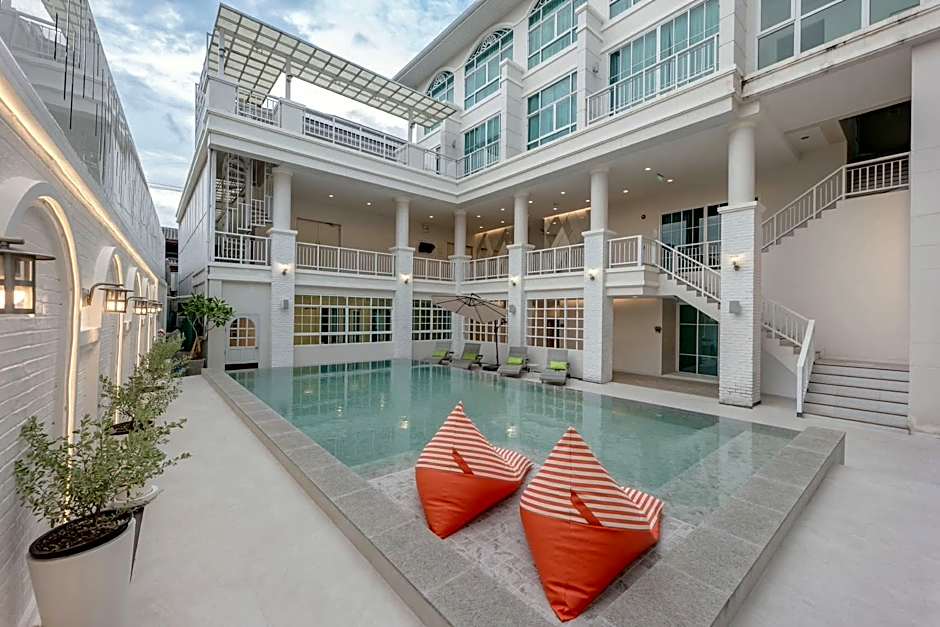 De Hug Hotel and Residence