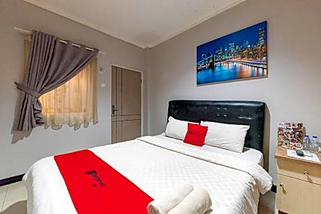 RedDoorz near Botani Square Mall