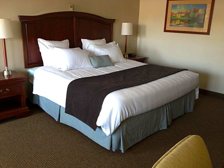 Holiday Hill Inn & Suites