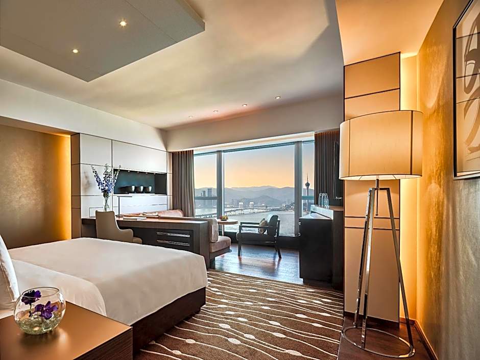 1 King Bed, Waterfront View — 6 fotoğraftan 1. fotoğraf