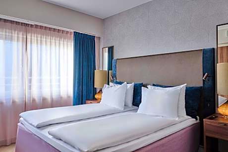 One-Bedroom Suite with Balcony and Harbor View