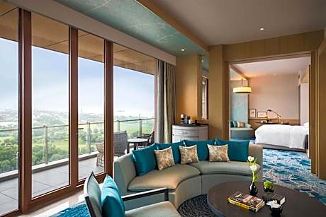 King Suite with Mountain View