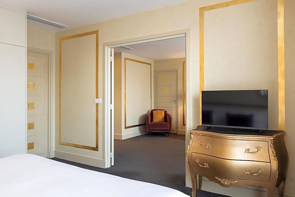 Photo 1 of 7 of Suite