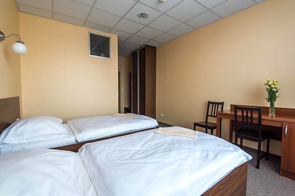 City Hotel B&B, reception 24 7, 800m od-from R1, free parking