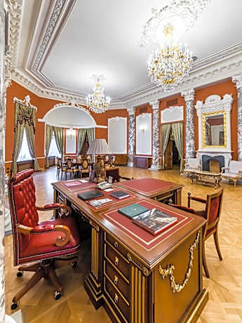 Empress Suite with Spa and Lounge Access