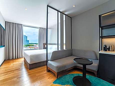 Deluxe Junior Suite with One King Bed