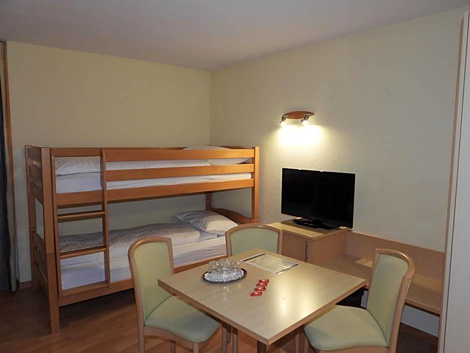 Hotel Sherlock Holmes & Khana Restaurant "nur 200 m zur Gondelbahn Hasliberg"