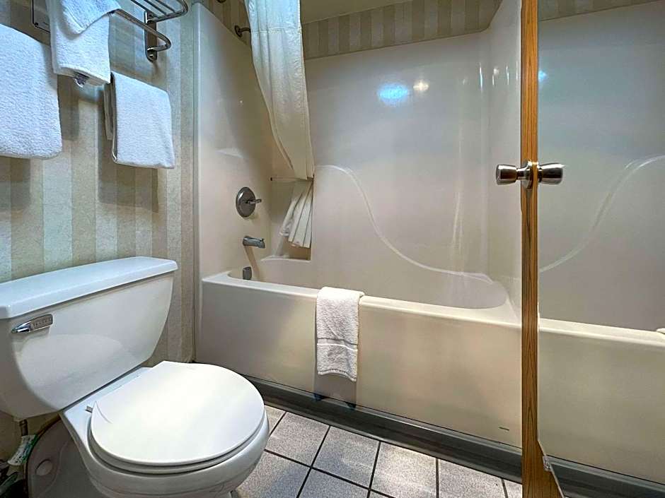 Quality Inn & Suites Gibsonia - Pittsburgh North