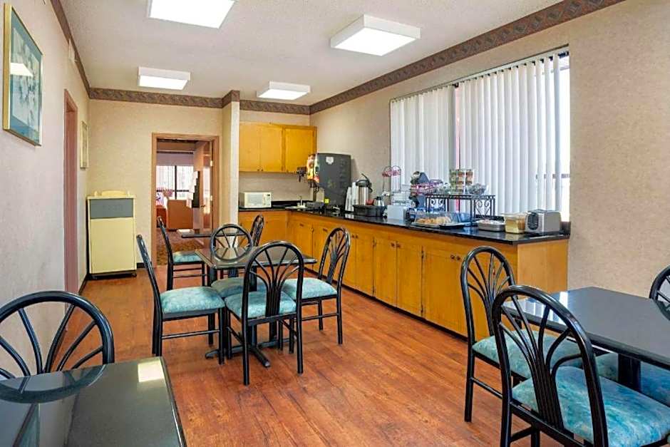 Econo Lodge Inn & Suites Forest