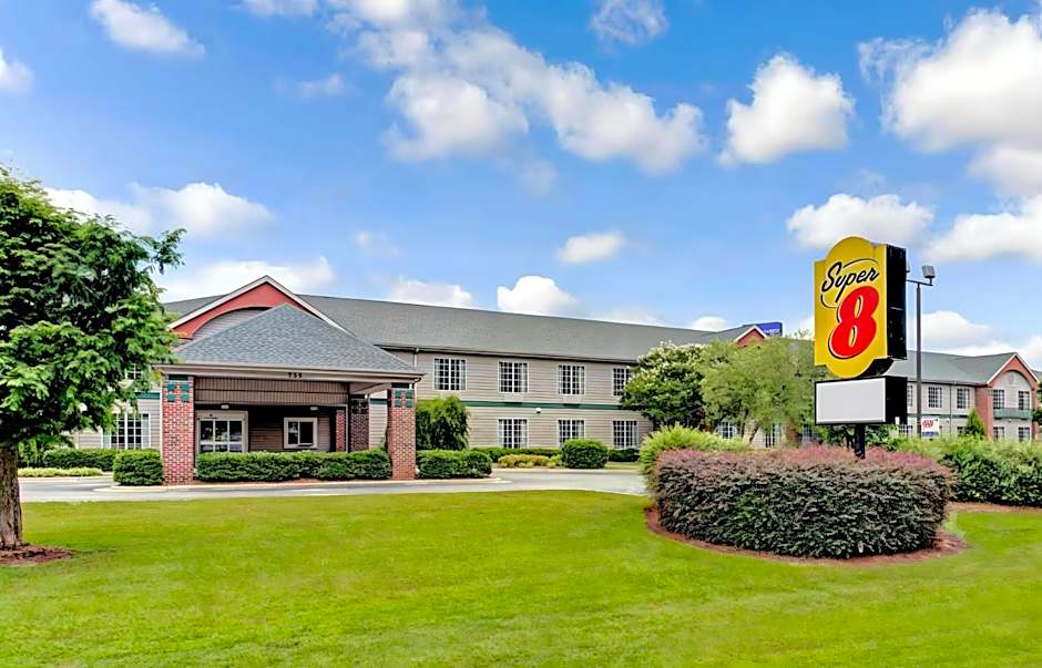 Zdjęcie 1 z 50 — Super 8 by Wyndham Smithfield-Selma
