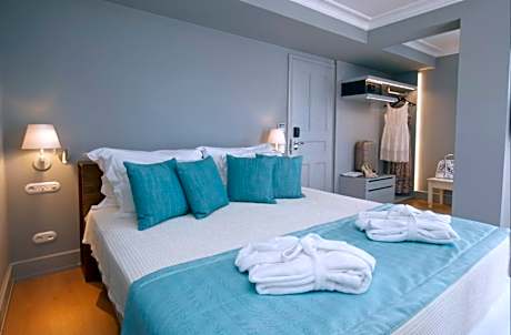 Suite with Outdoor Hot Tub & Panoramic Sea View