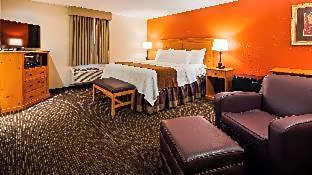 Queen Room with Two Queen Beds and Partial Ocean and Pool View