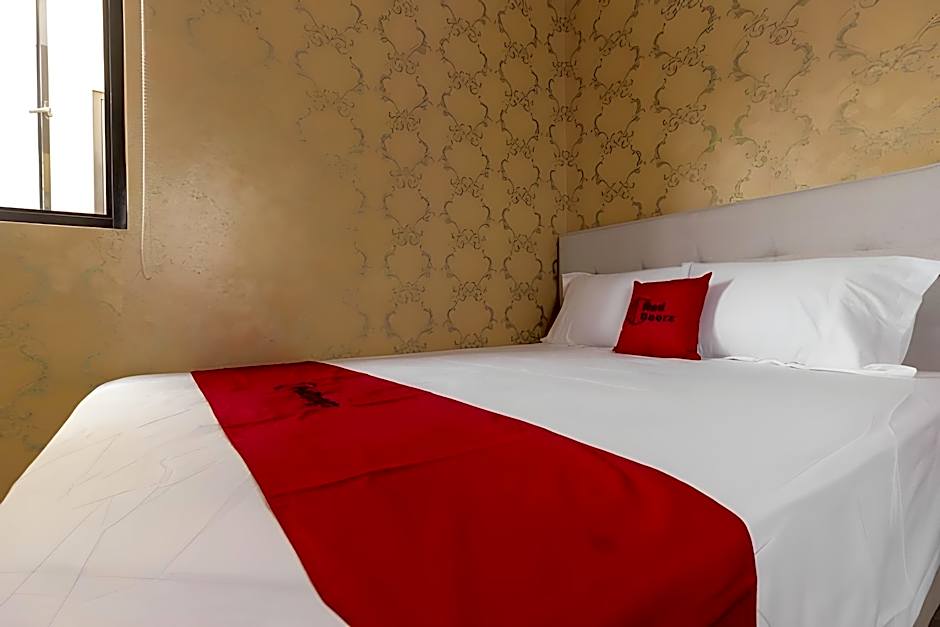 RedDoorz Plus @ Cipete Damai