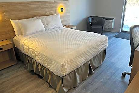 Room with One Queen bed - Second Floor (Nonsmoking room)