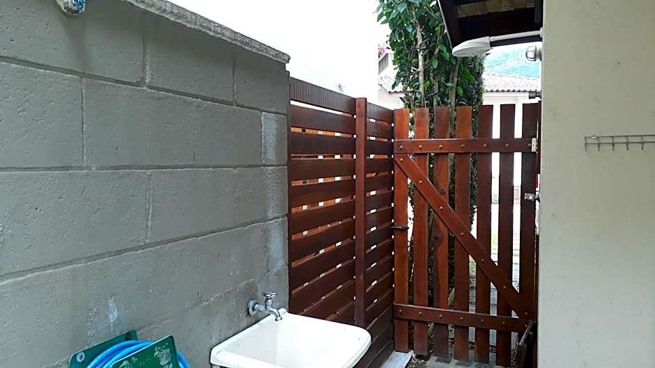 Casa em Juquehy, condomínio com piscina, área verde a 700 m da praia