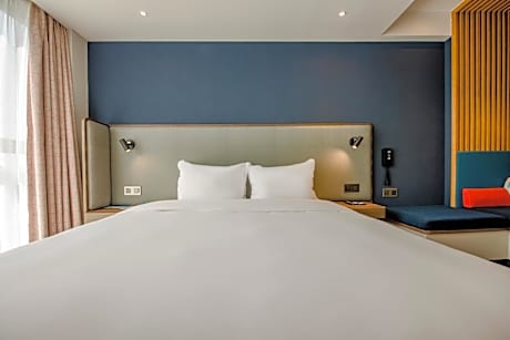 Standard King Room with Garden View