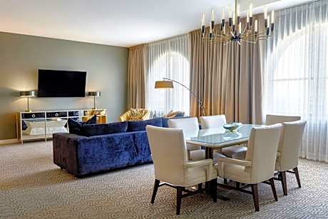 Larger One-Bedroom Presidential King Suite