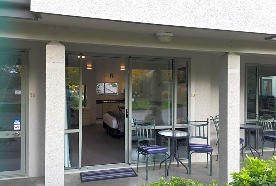 Colonial Manor Motel