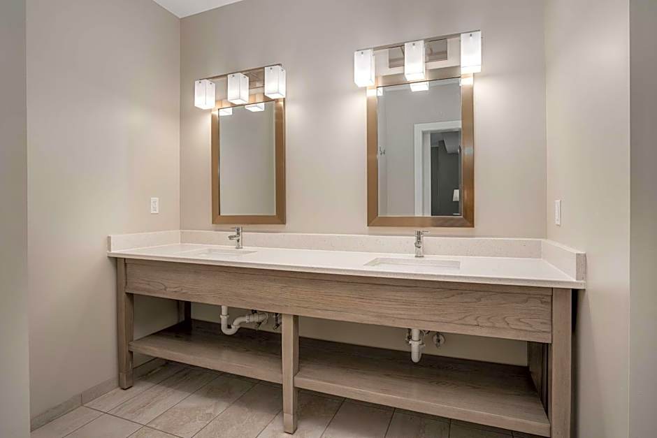 Lighthouse Suites - Best Western Signature Collection