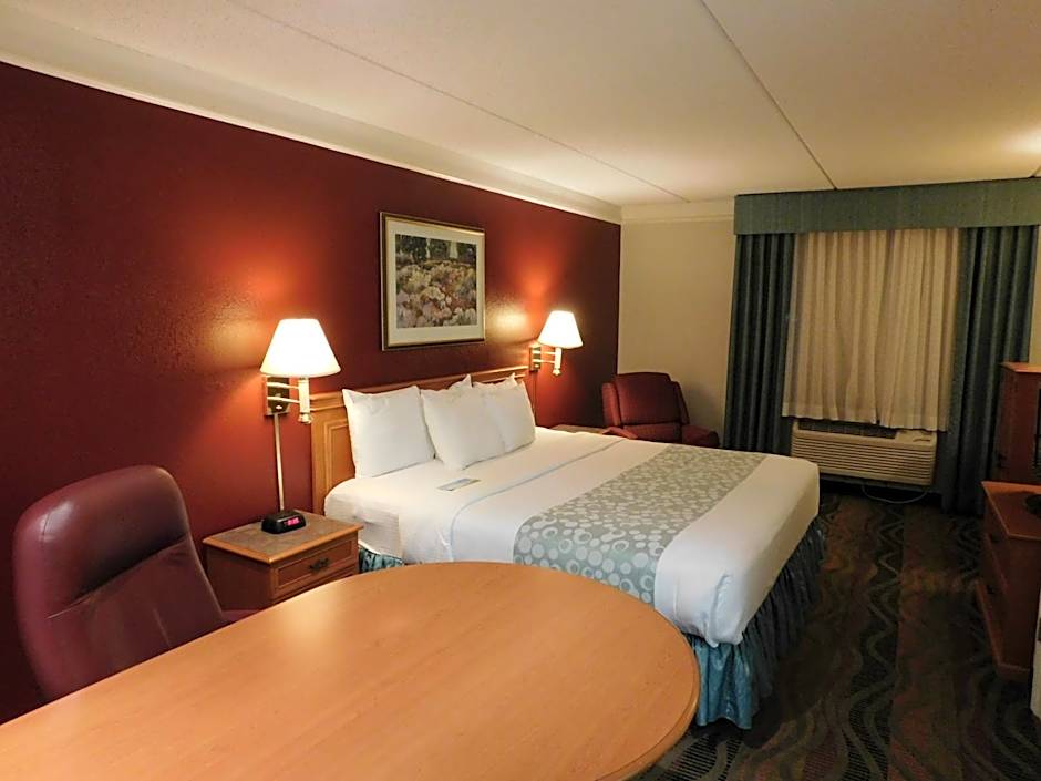 Days Inn & Suites by Wyndham Arlington Heights
