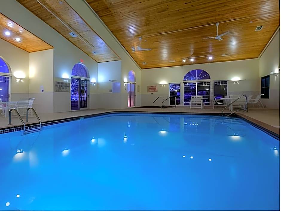Country Inn & Suites by Radisson, Mason City, IA