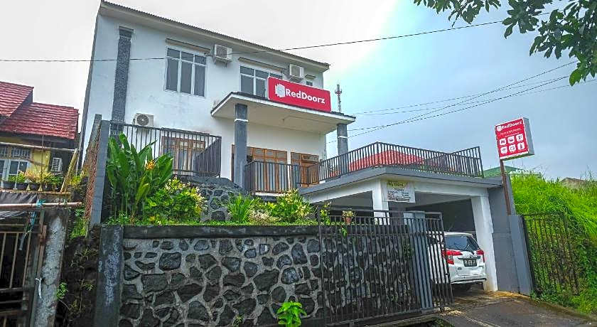 RedDoorz near De La Salle Manado