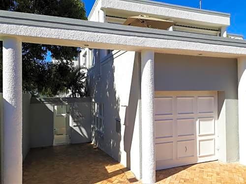 Hermanus Beachfront Lodge