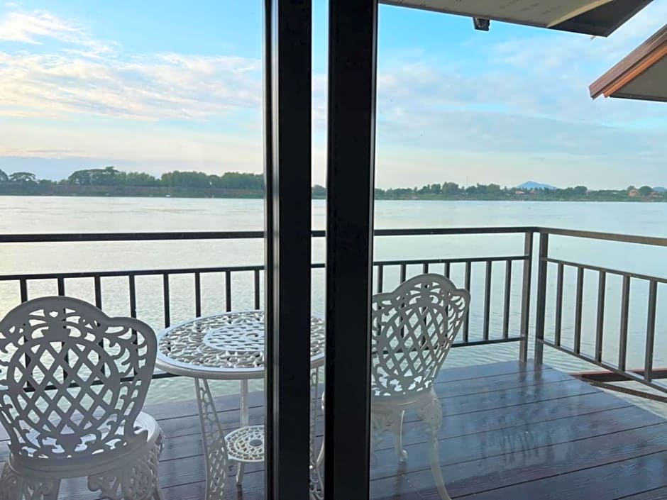 Riverside Chiangkhan