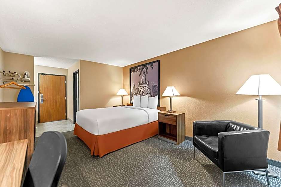 Super 8 by Wyndham Elgin