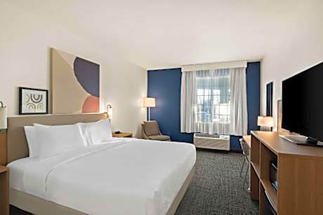 1 King Mobility/Hearing Accessible Bathtub