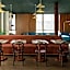 Garde and Warders Hotel