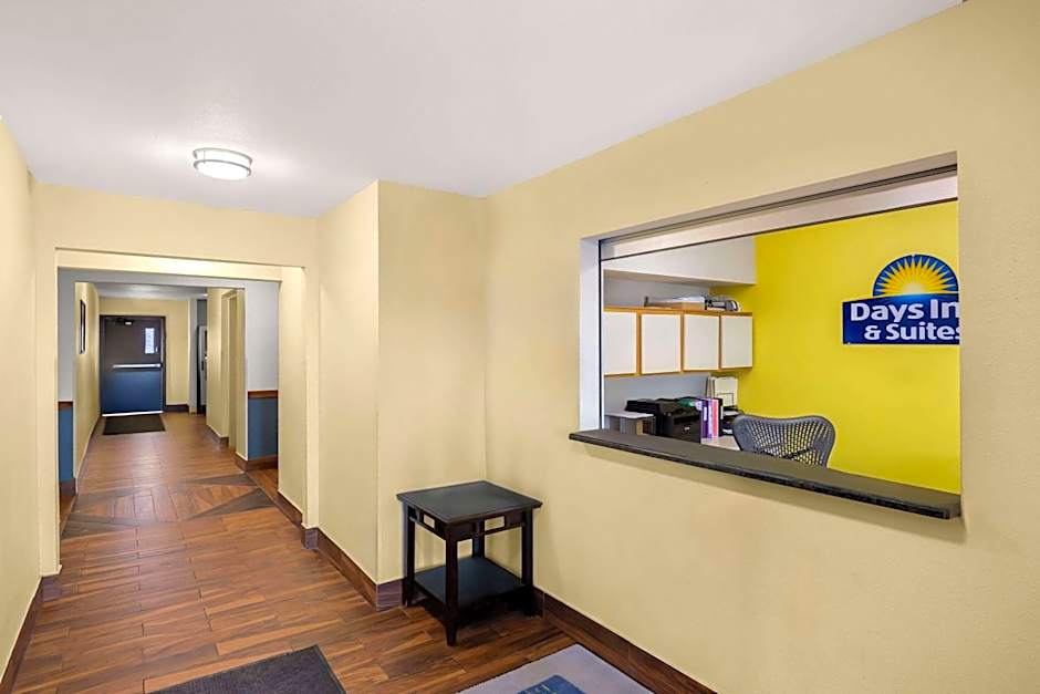 Days Inn & Suites by Wyndham Rochester South