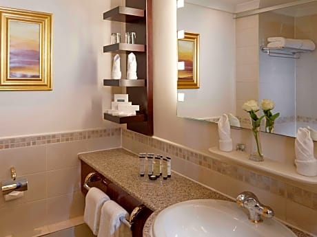 CLASSIC PRESIDENTIAL SUITE, 1 Double Size Bed, 2 Single Size Beds, Partial Kaaba View