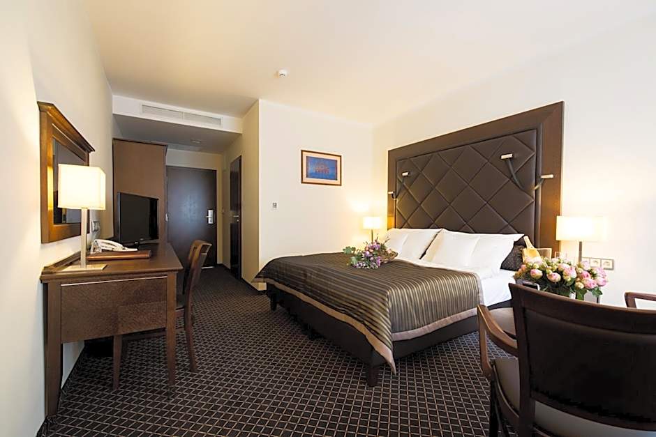 Hotel Selsky Dvur - Bohemian Village Courtyard