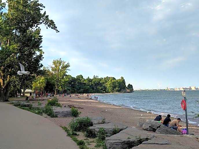 Stylish 2BR: w/free parking & streaming!