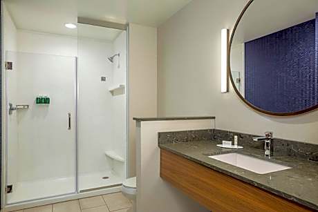 Large Corner Queen Suite with Sofa Bed and Tub - Mobility Accessible