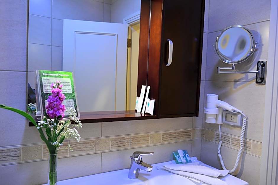 Comfort Hotel Suites