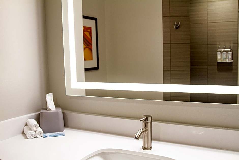 Holiday Inn Express & Suites Overland Park By IHG